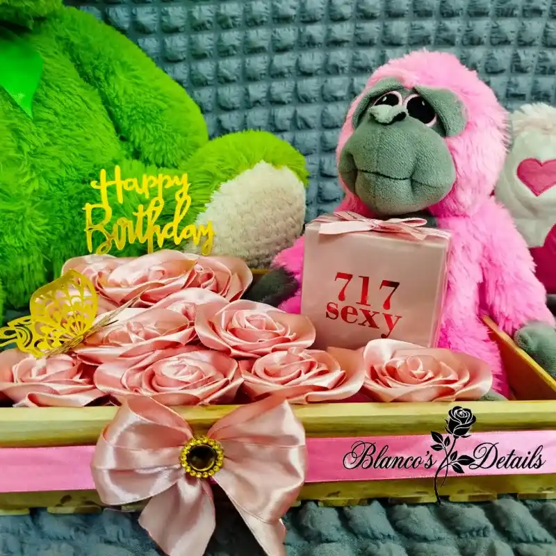 Regalo con rosas eternas, peluche y perfume