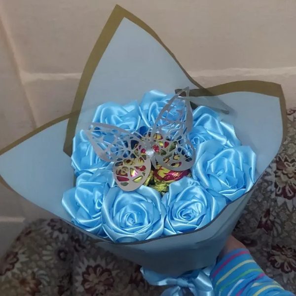 Ramo de 7 rosas eternas y bombones