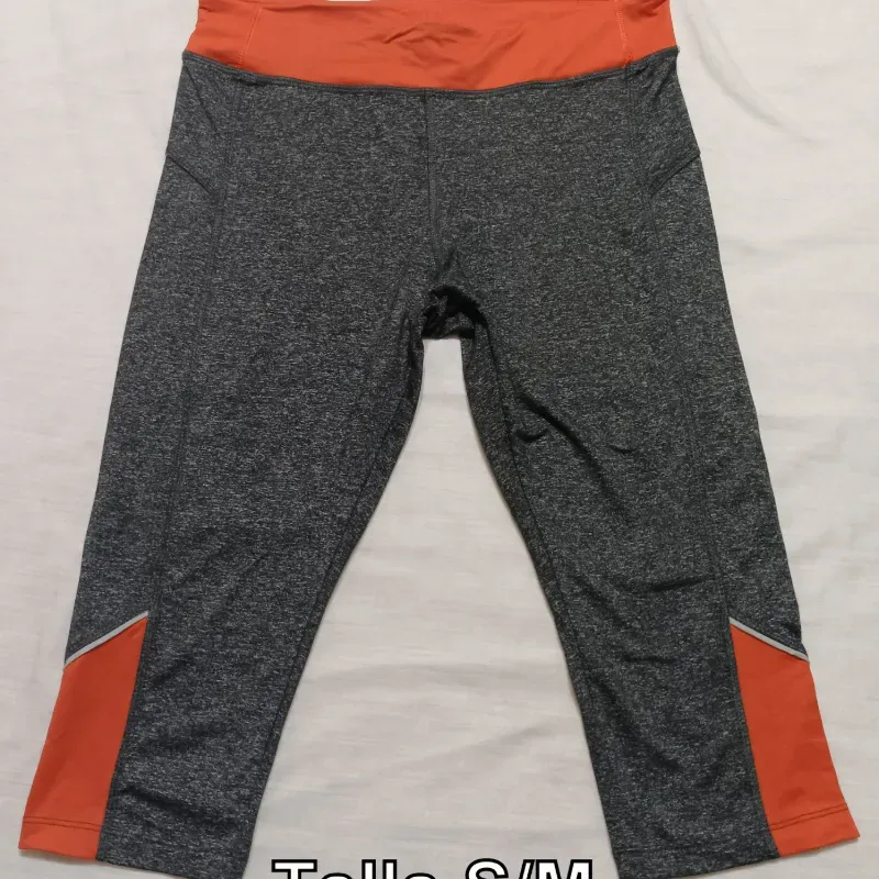 Licra deportiva a media rodilla gris y naranja.