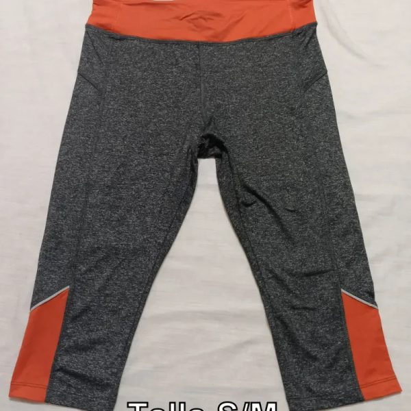 Licra deportiva a media rodilla gris y naranja.