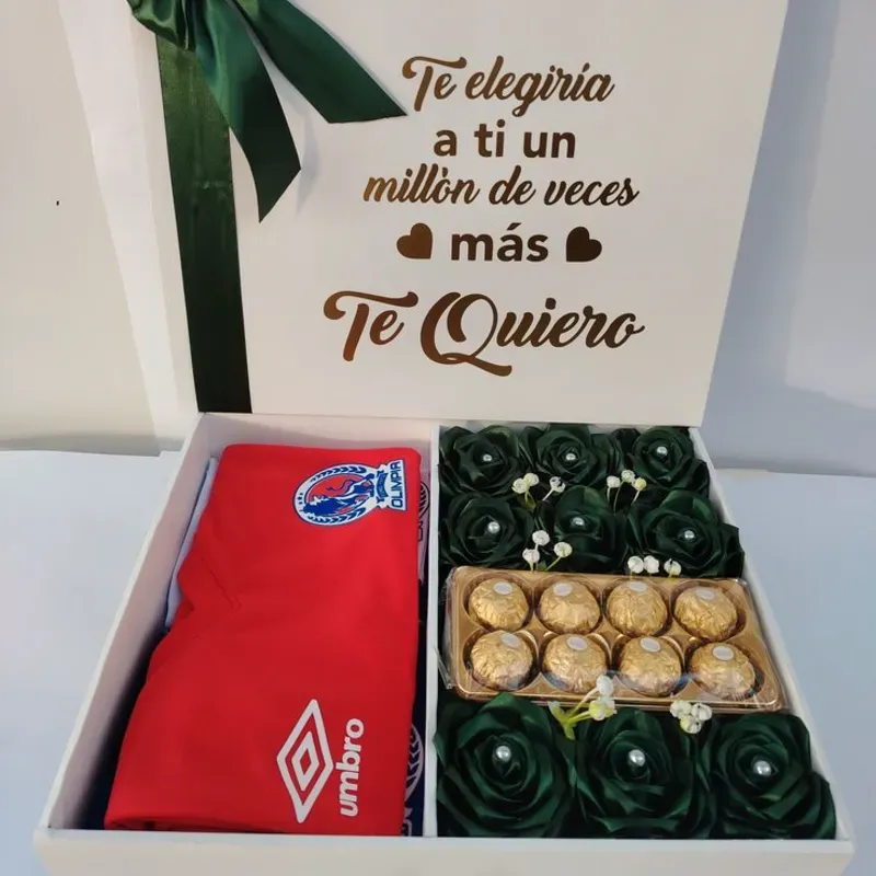 Caja con pulover de fútbol, rosas y Bombones