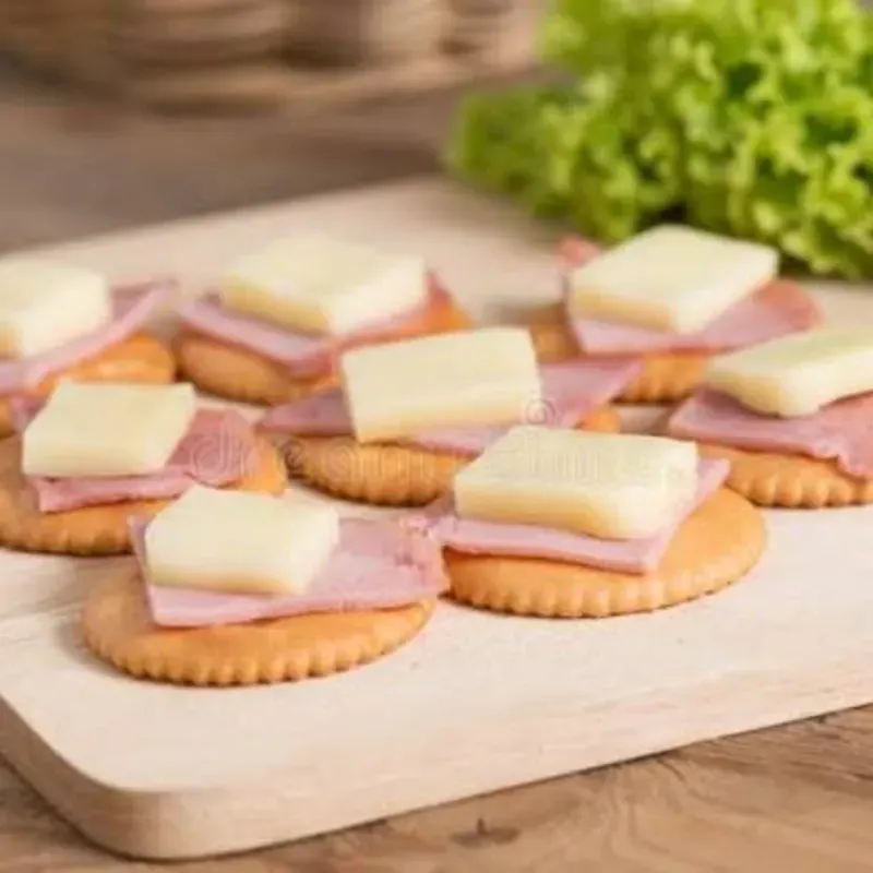 Galleta de soda  con jamón y queso