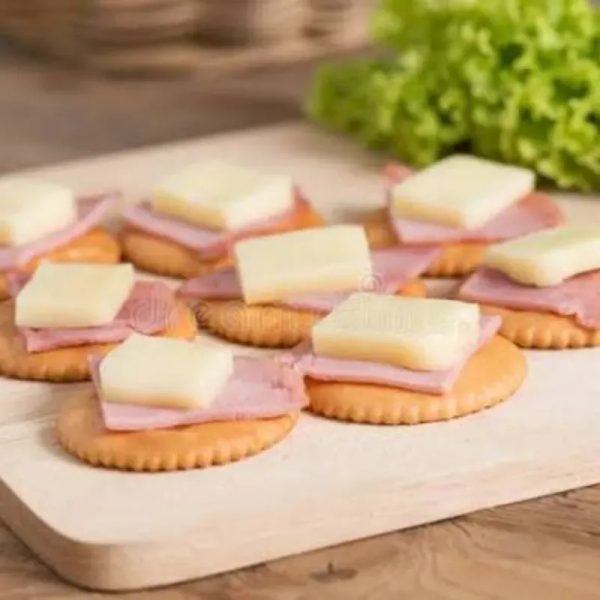 Galleta de soda  con jamón y queso