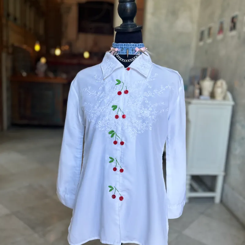 Camisa blanca con cerezas