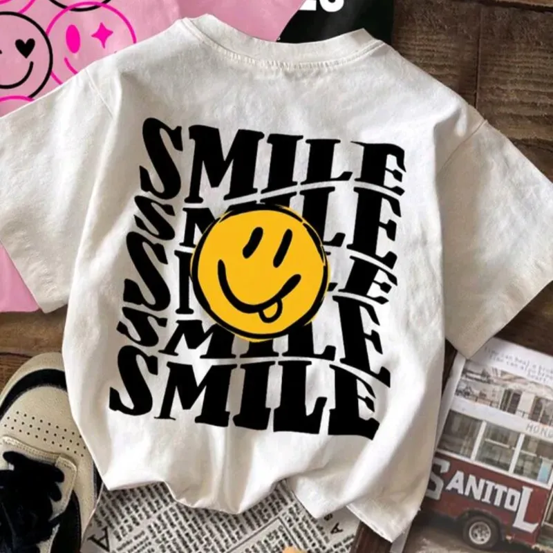 Camiseta blanca con diseño de letras y emoji en la espalda