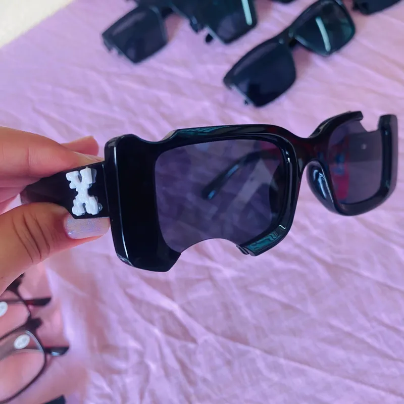 Gafas de sol con lentes oscuros y detalles en la armadura