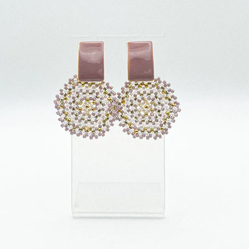 Aretes tejidos con herrajes esmaltados 