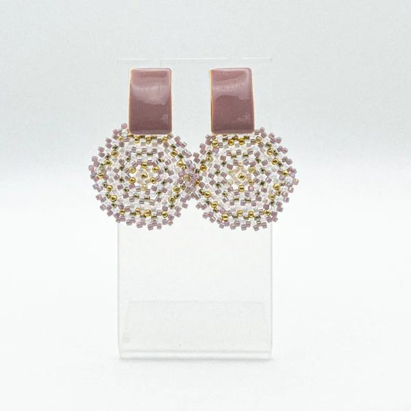 Aretes tejidos con herrajes esmaltados 