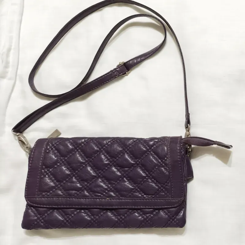 cartera violeta pequeña