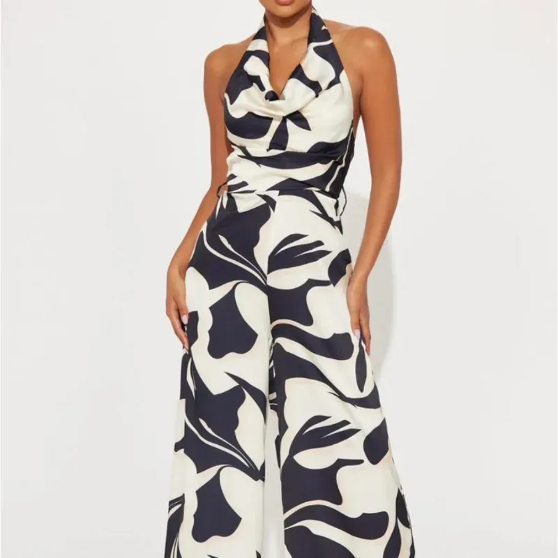 Mono enterizo blanco y negro