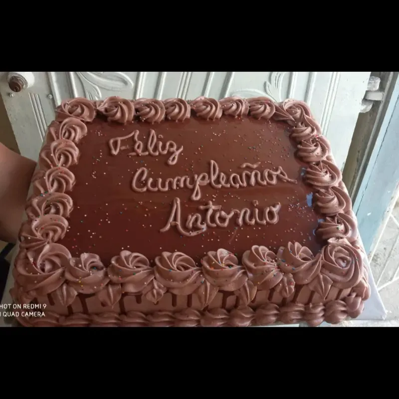 Cake cuadrado con cobertura d chocolate