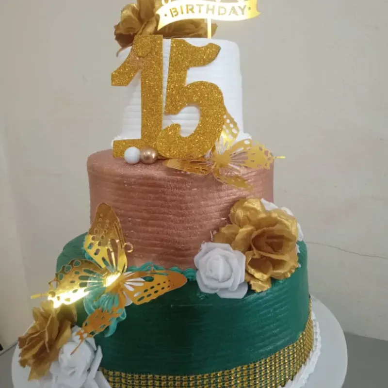 Pastel tres pisos 15 años verde y dorado