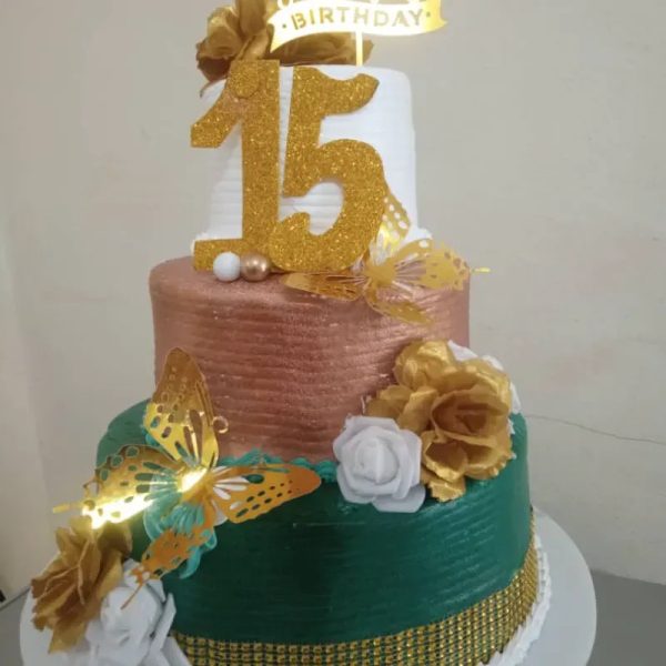 Pastel tres pisos 15 años verde y dorado