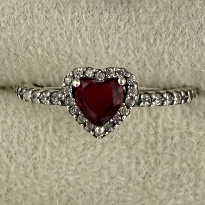 Anillo de corazón piedra roja