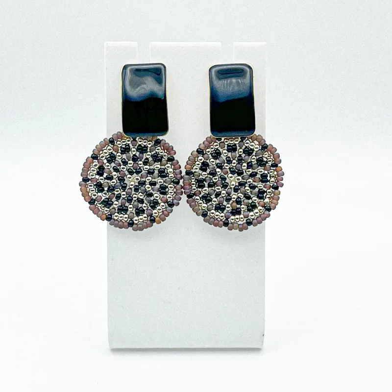 Aretes tejidos con herrajes esmaltados