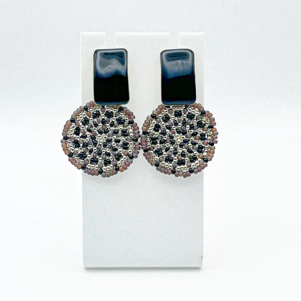 Aretes tejidos con herrajes esmaltados