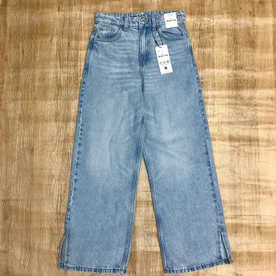 Pantalón de mezclilla con patas anchas