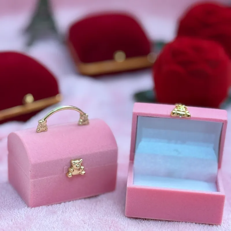 Cajita en forma de baúl con osito