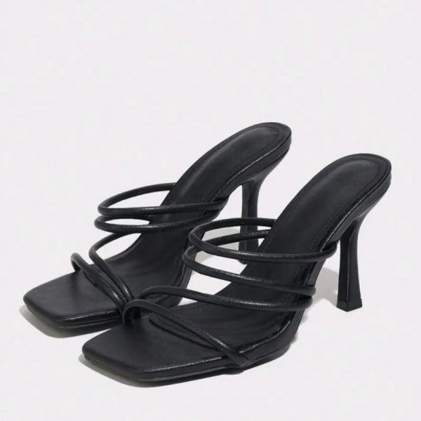 Tacones con tiras , descalzados