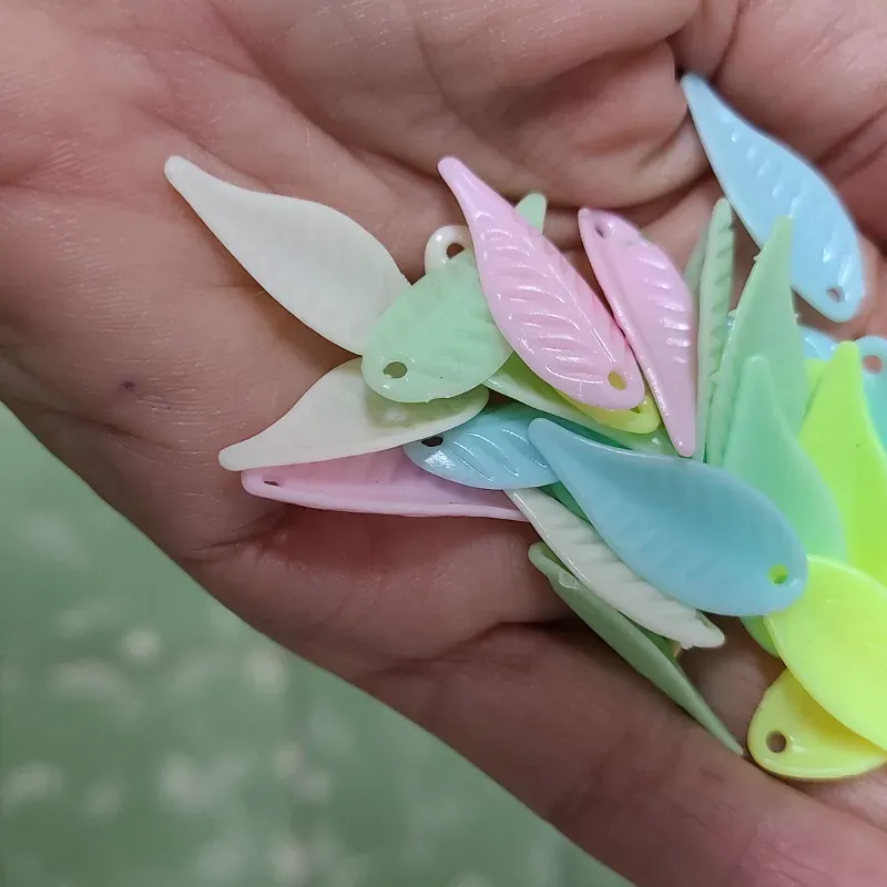 Cuentas plásticas tipo hojas