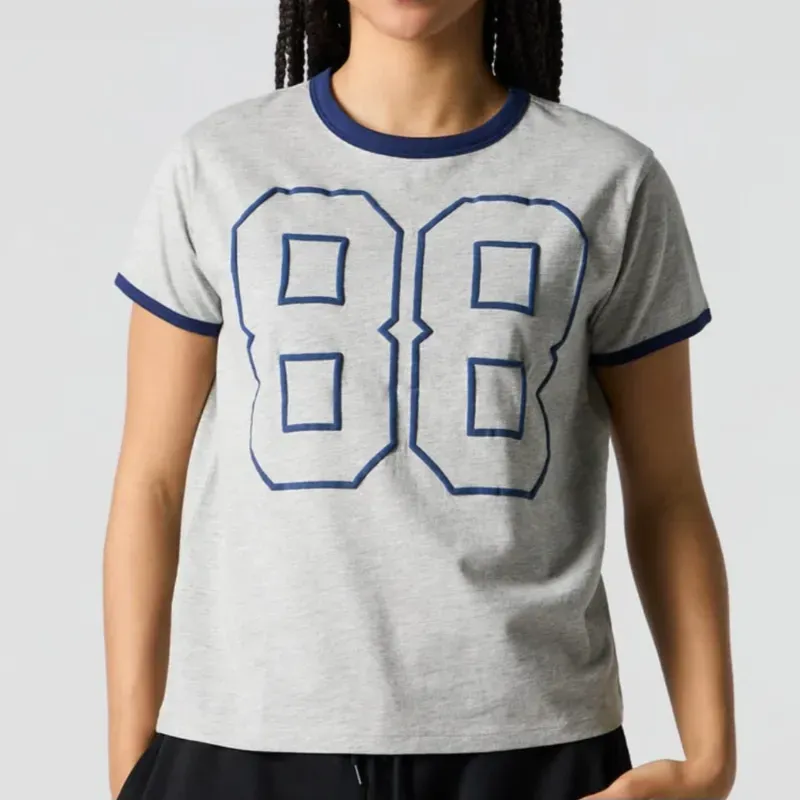 Pulover gris con bordes azules