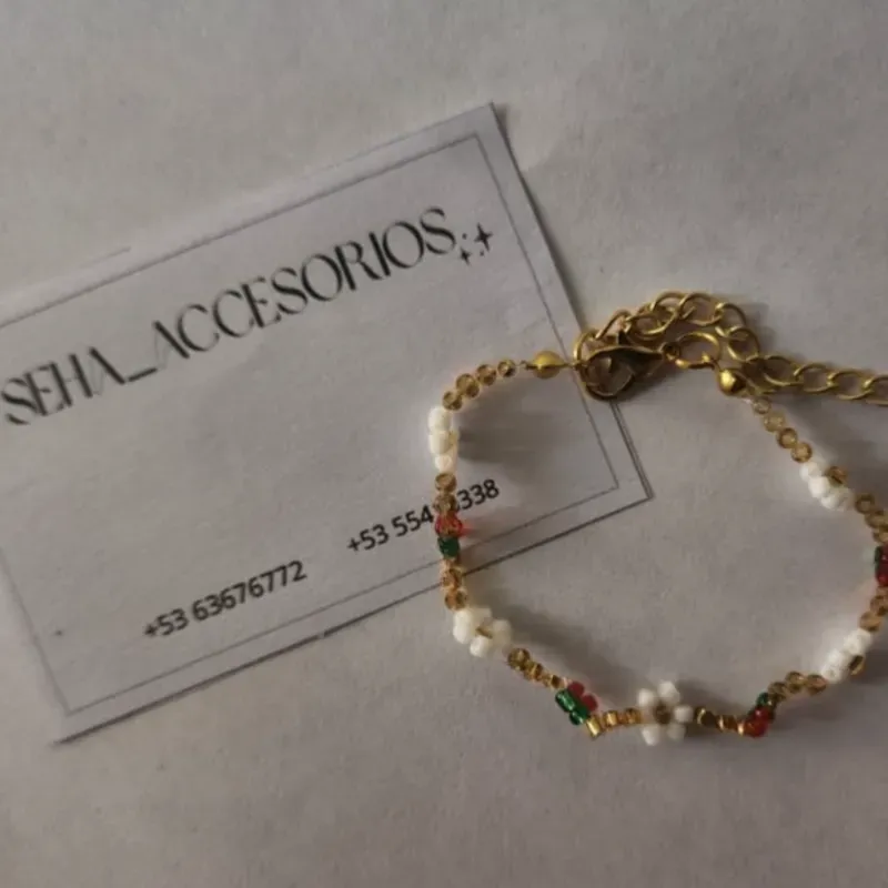Pulsera de flores y cerezas