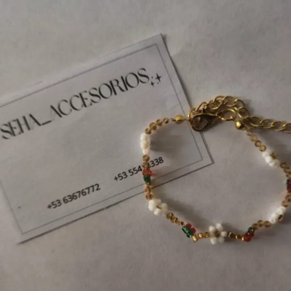 Pulsera de flores y cerezas