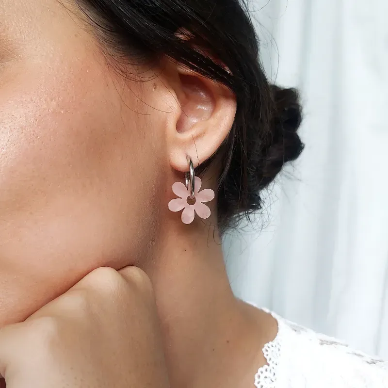 Argollas con flores matizadas rosa claro