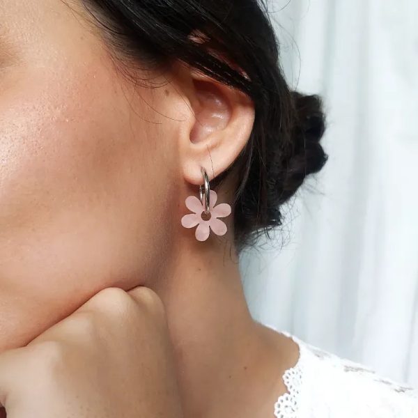 Argollas con flores matizadas rosa claro