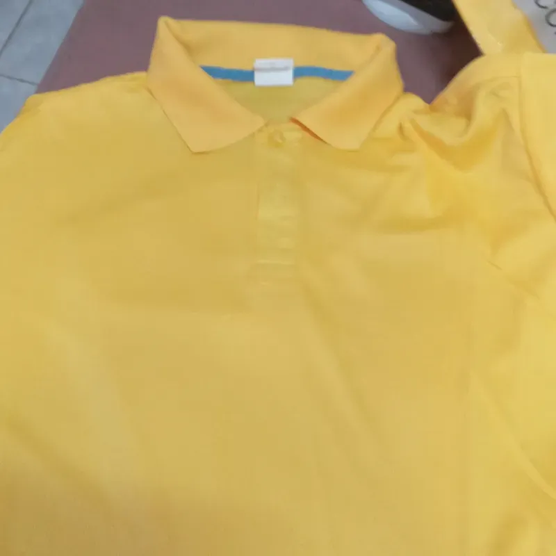 Pulover amarillo con cuello