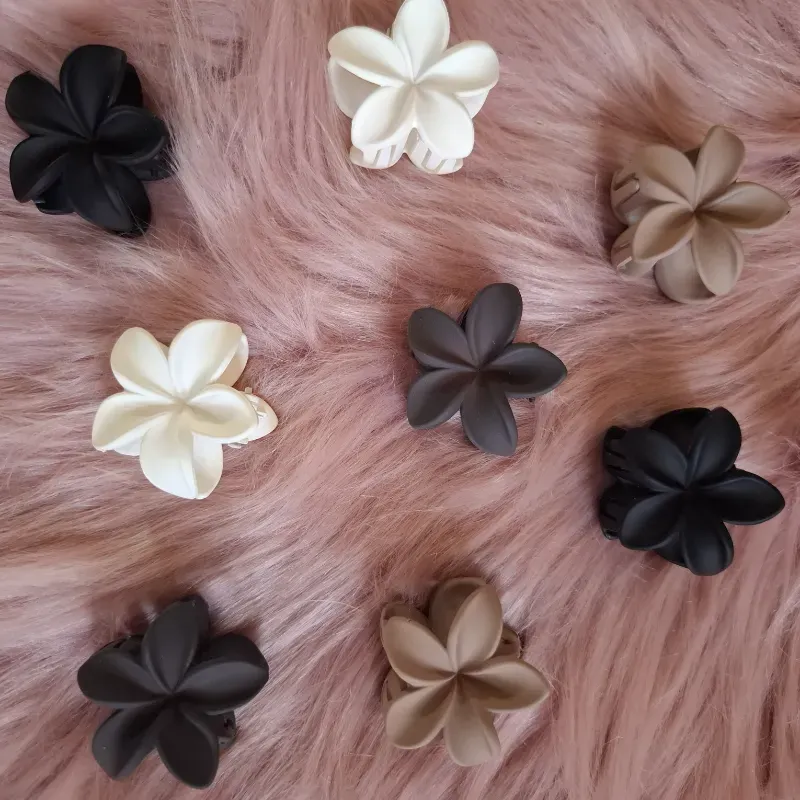 Pellizcos de flores pequeños mate