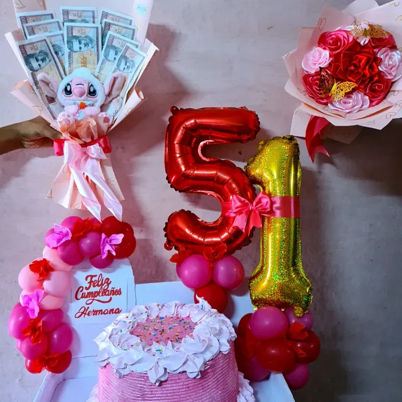 Arreglo con dinero y ramo de flores