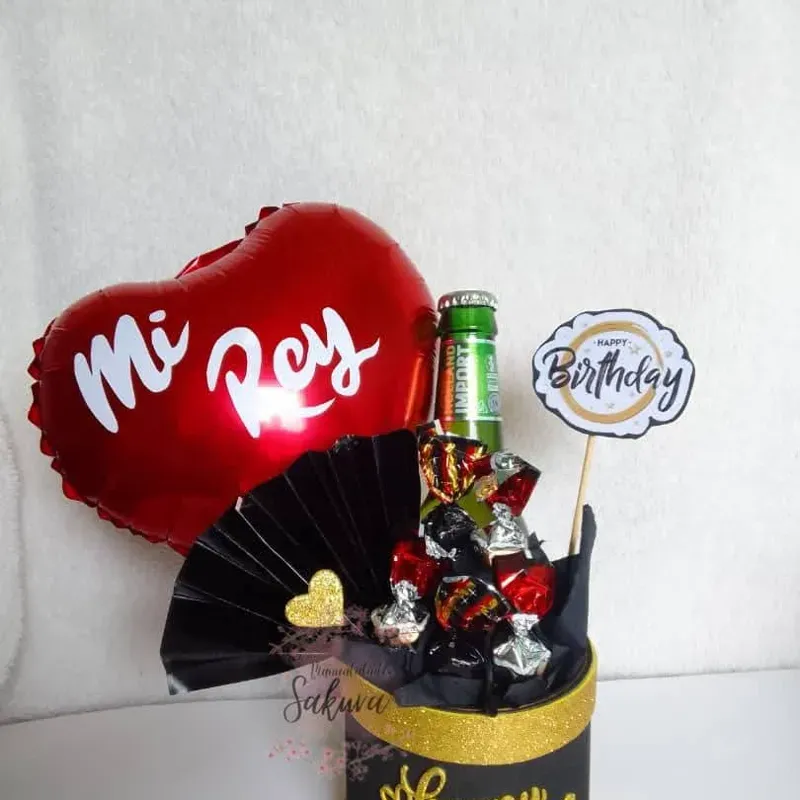 Cajita con bombones y una cerveza