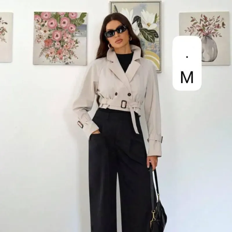  Trench Cropped Beige – Sofisticación urbana con fuerza visual