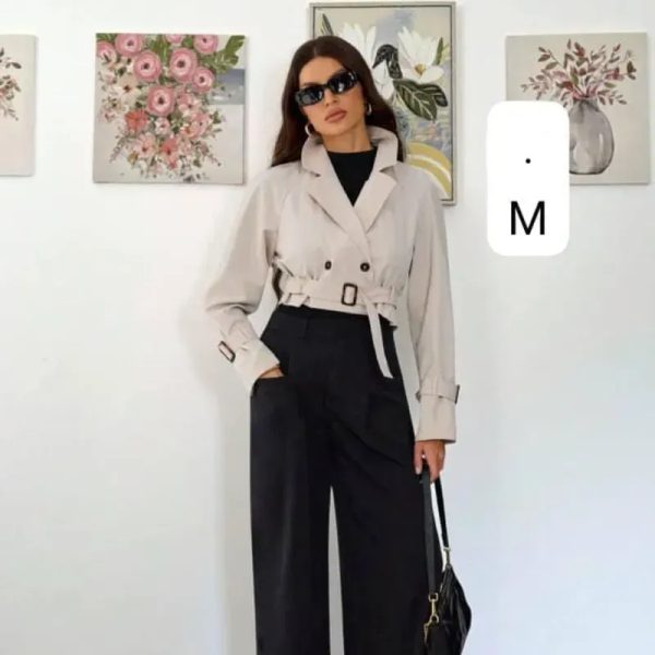  Trench Cropped Beige – Sofisticación urbana con fuerza visual