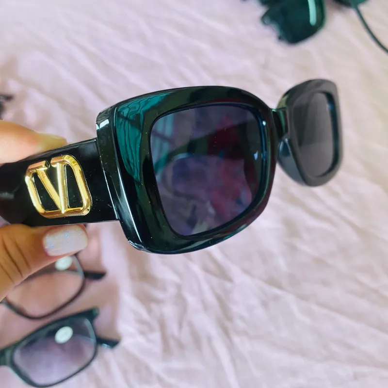 Gafas de sol con lentes oscuros y detalles en la armadura