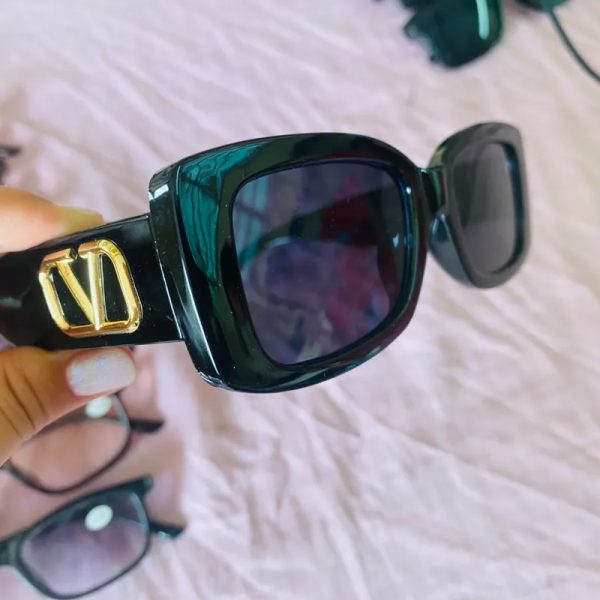 Gafas de sol con lentes oscuros y detalles en la armadura