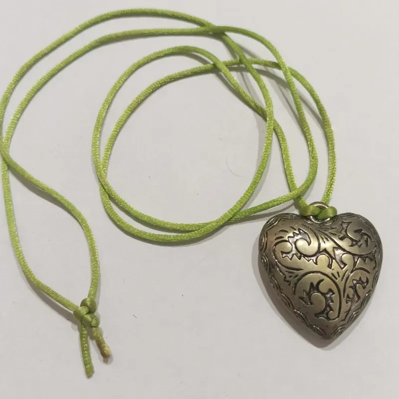 Collar de corazón amarillo largo