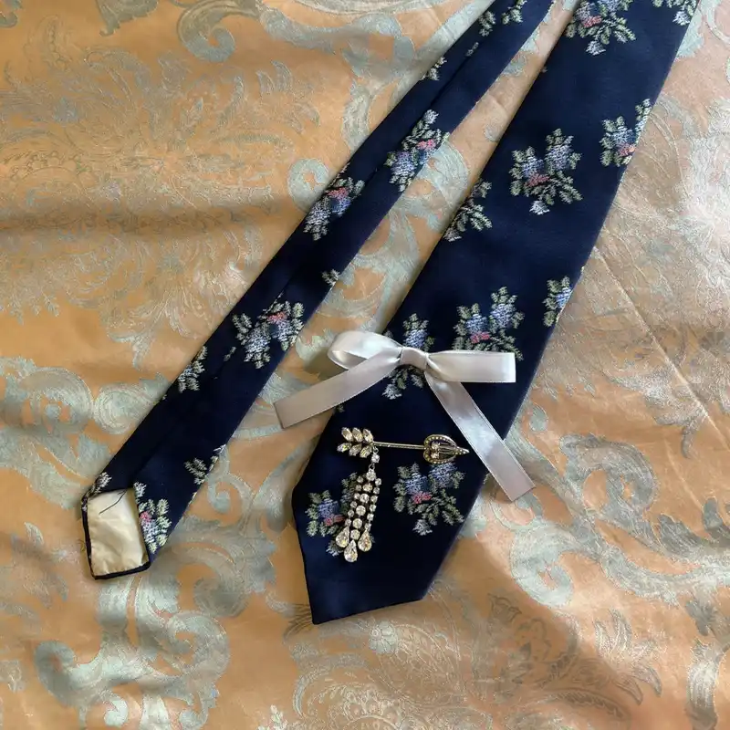 Corbata con broche