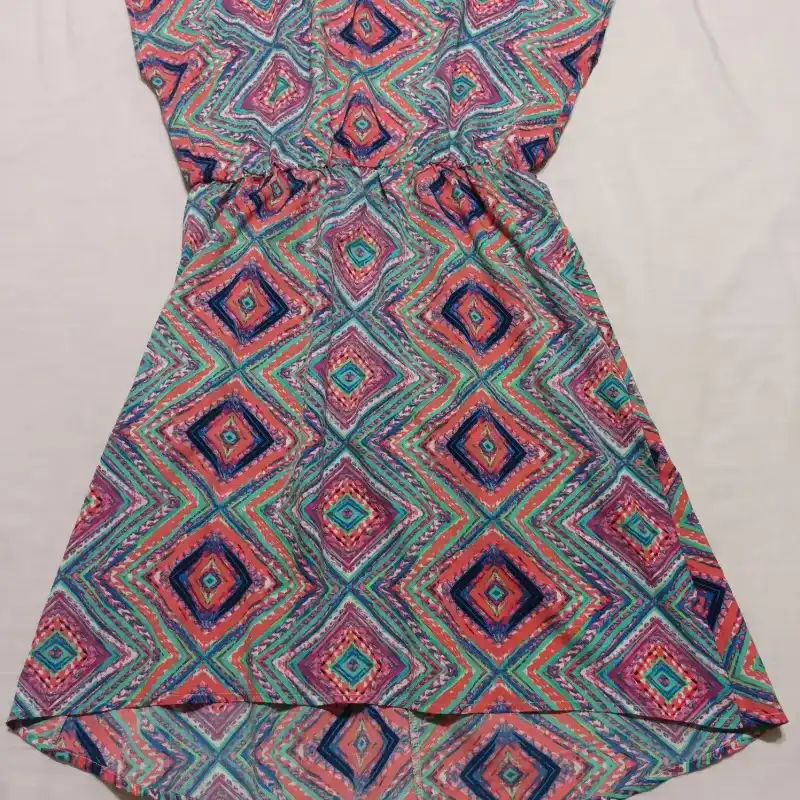 Vestido con estampados de rombo.