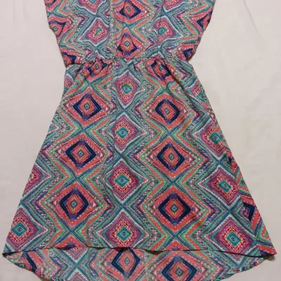 Vestido con estampados de rombo.