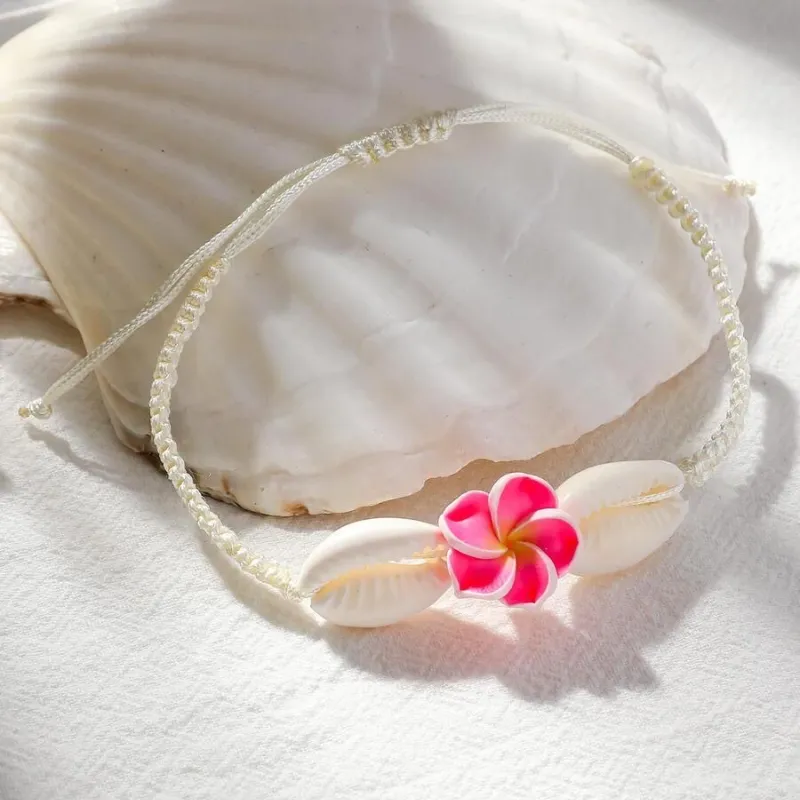 Pulsera de hilo con caracoles y flor