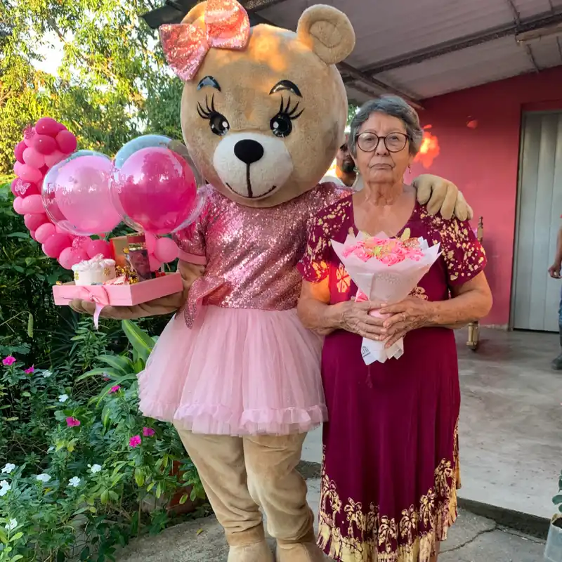 Combo de regalo acompañado de la osita Aurora