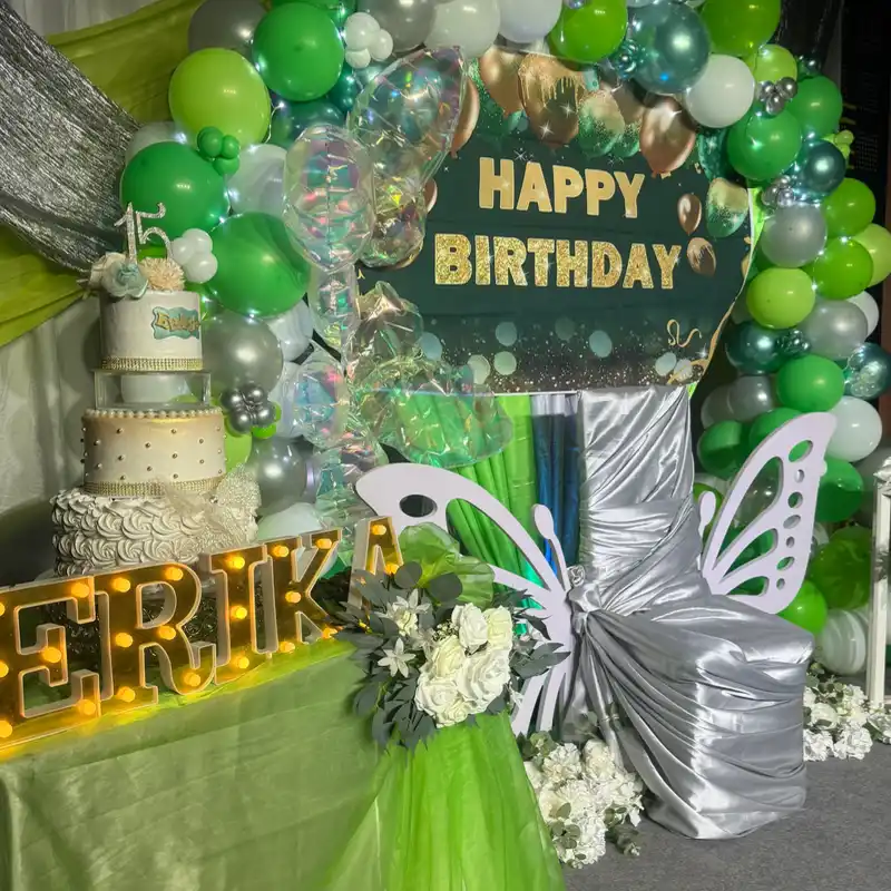 Decoración de 15 en verde y plateado