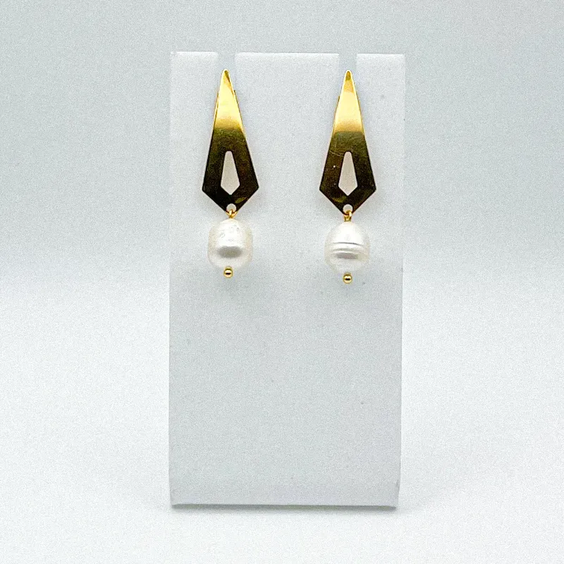 Aretes con perlas naturales y herraje de acero inoxidable con baño de oro 18