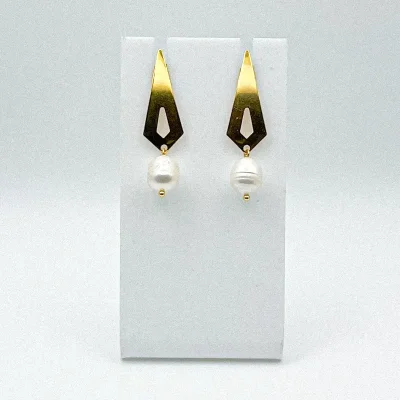 Aretes con perlas naturales y herraje de acero inoxidable con baño de oro 18