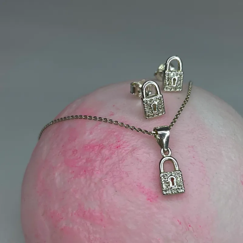 Conjunto cadena y aretes candados