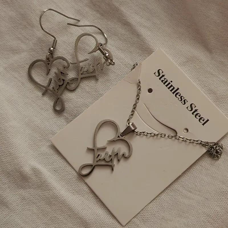 Juego de aretes y cadena.✝️