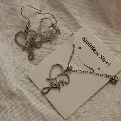 Juego de aretes y cadena.✝️