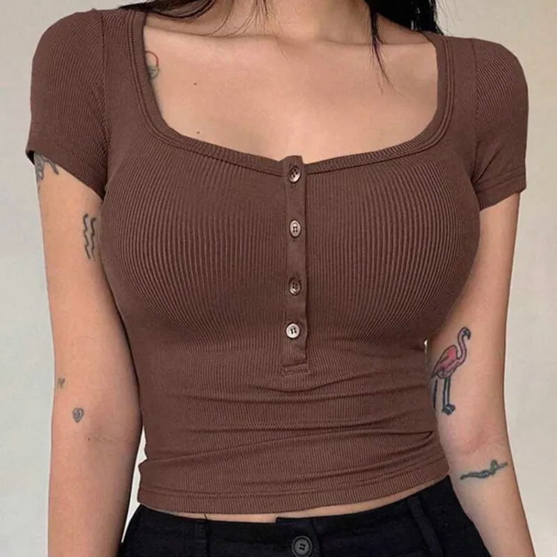 Top carmelita de botones delante